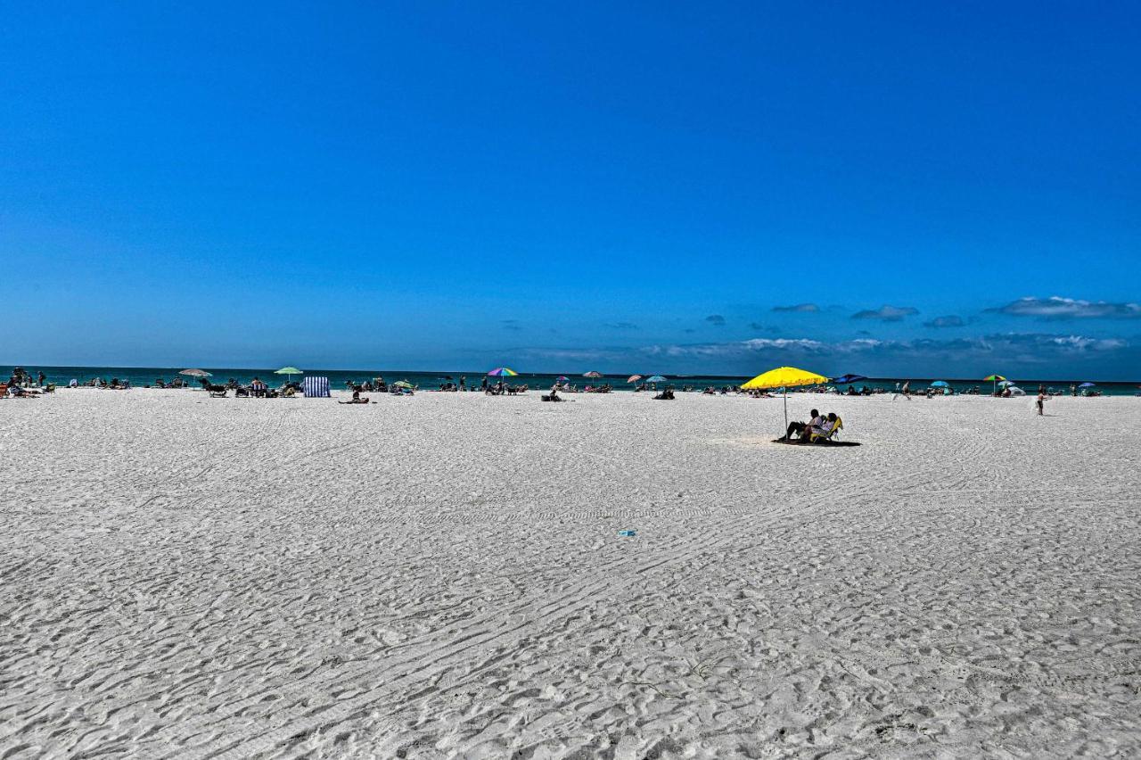 Lido Key Hideout With Patio And Yard And Walk To Beach! サラソータ エクステリア 写真