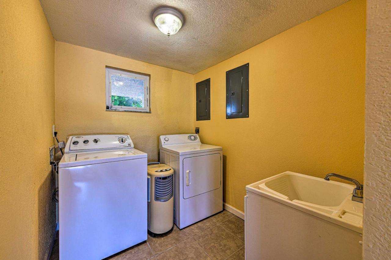 Lido Key Hideout With Patio And Yard And Walk To Beach! サラソータ エクステリア 写真