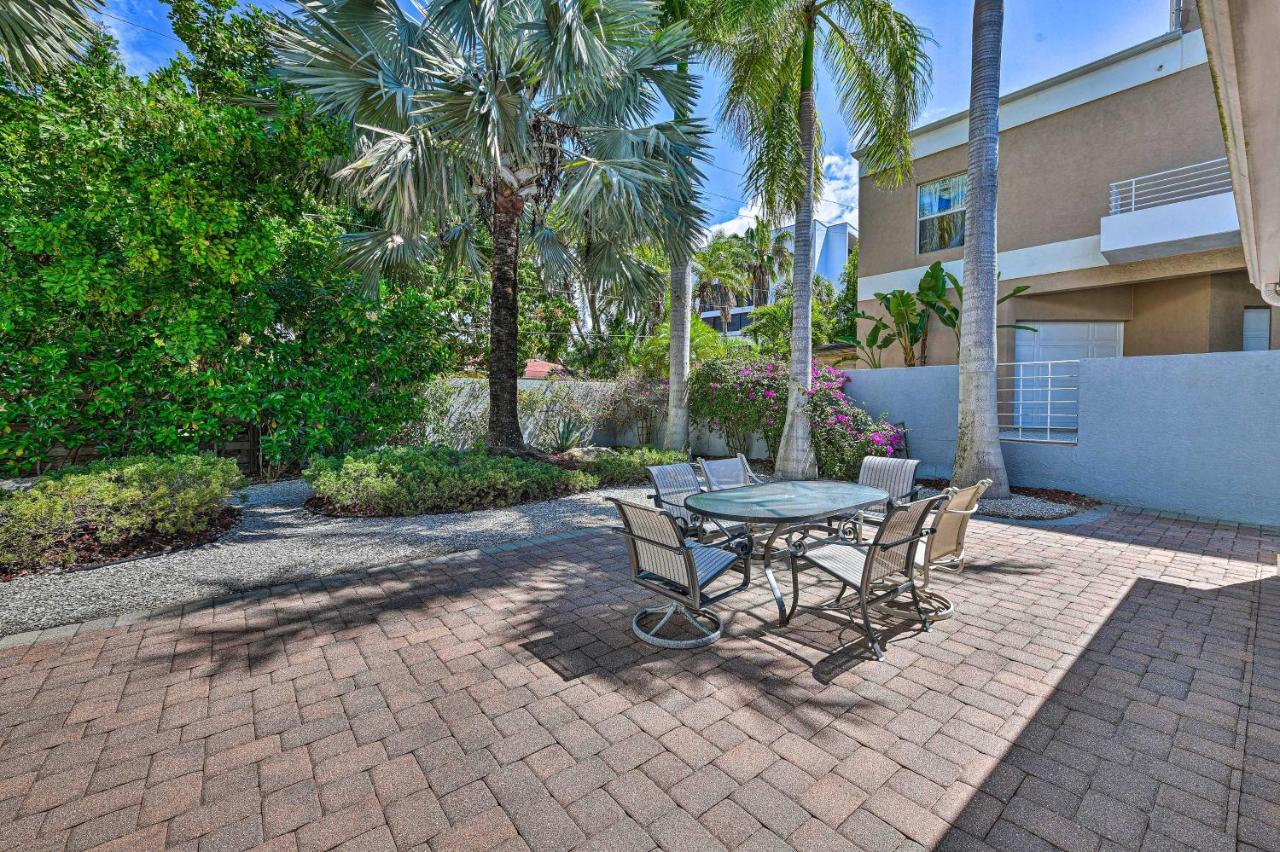 Lido Key Hideout With Patio And Yard And Walk To Beach! サラソータ エクステリア 写真